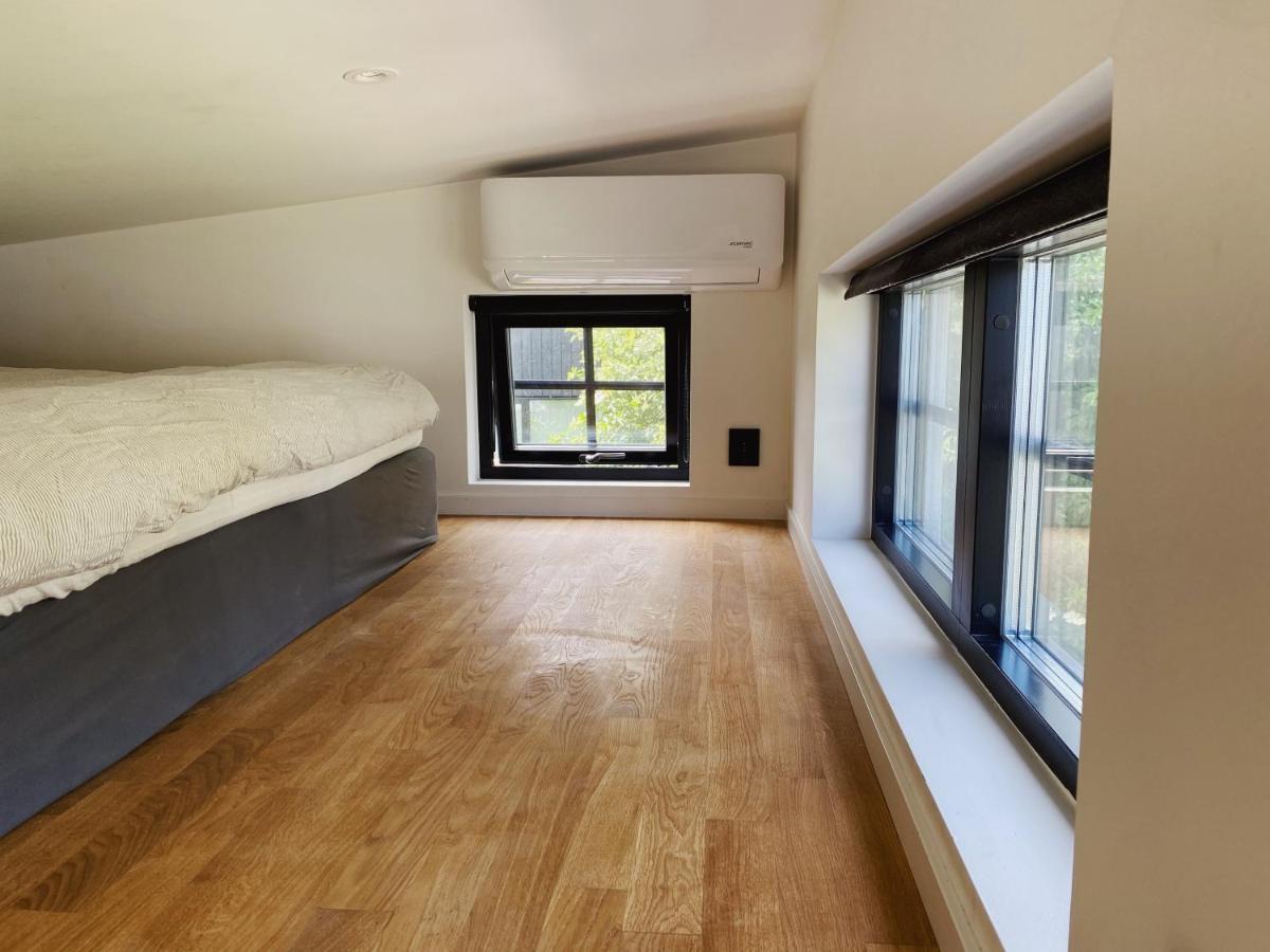 Vakantiehuis Guesthouse, Not Even A Minute Walk To The Ocean *