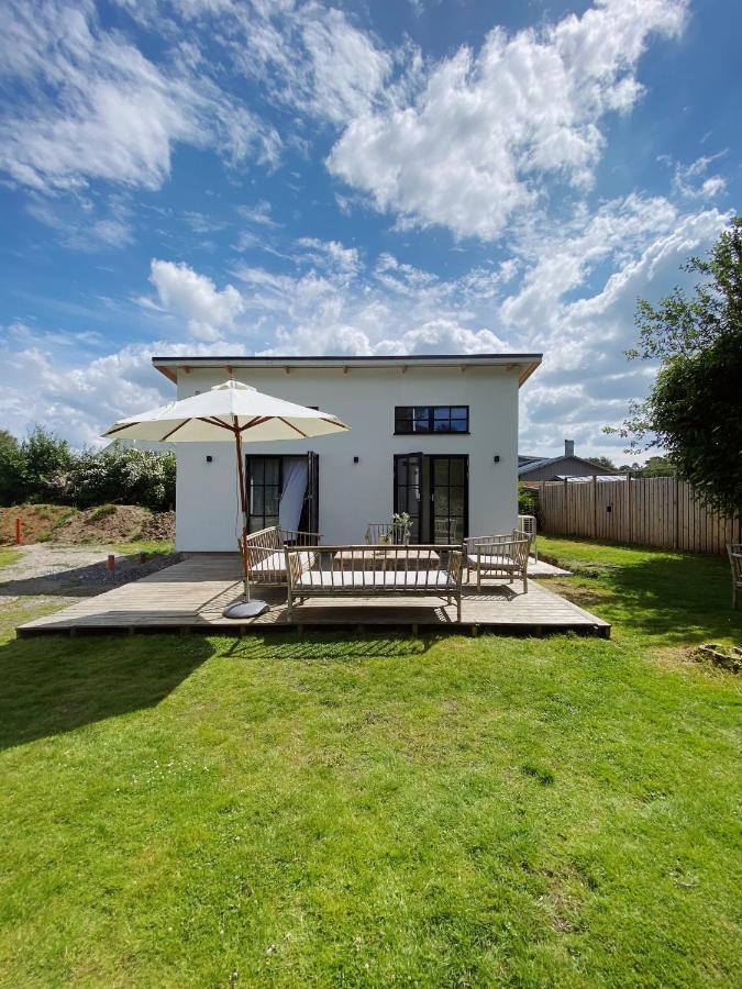 Vakantiehuis Guesthouse, Not Even A Minute Walk To The Ocean *